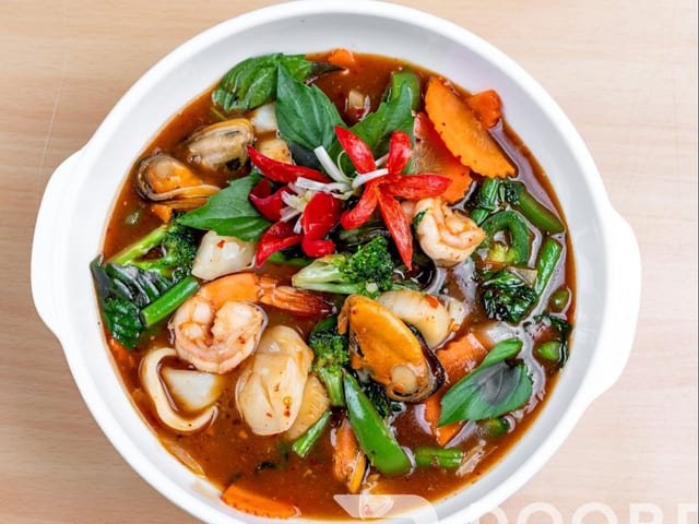 92. Pad Ta-Lay Dinner.