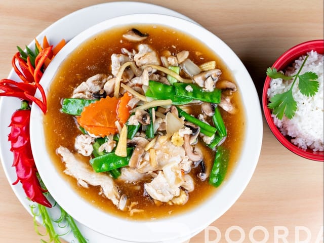 40. Pad-Rad-Na Dinner.